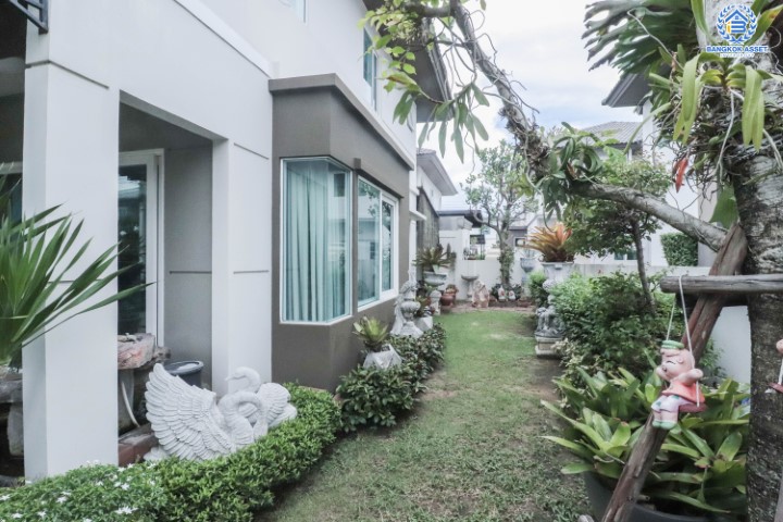 บ้านเดี่ยวมือสอง  ม.มัณฑนาเลค วัชรพล บ้านสวย จากแบรนด์ดัง * Land & House *  เนื้อที่ 50.30 ตร.ว. มาพร้อมฟังก์ชันจัดเต็ม 3 ห้องนอน 3 ห้องน้ำ บ้านสวยพร้อมเข้าอยู่ พร้อมแถมเครื่องปรับอากาศ 4 เครื่อง บนทำเลศักยภาพ เชื่อมต่อถนนหลายเส้นทาง ใกล้รถไฟฟ้า สถานี "สายหยุดและแยกคปอ"  และ ใกล้จุดขึ้นทางด่วน "รามอินทรา-อาจณรงค์"